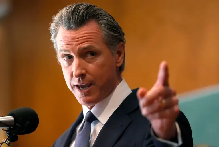 Gavin Newsom en el Foro Económico Mundial 2026, tras su controversia con la Casa Blanca.
