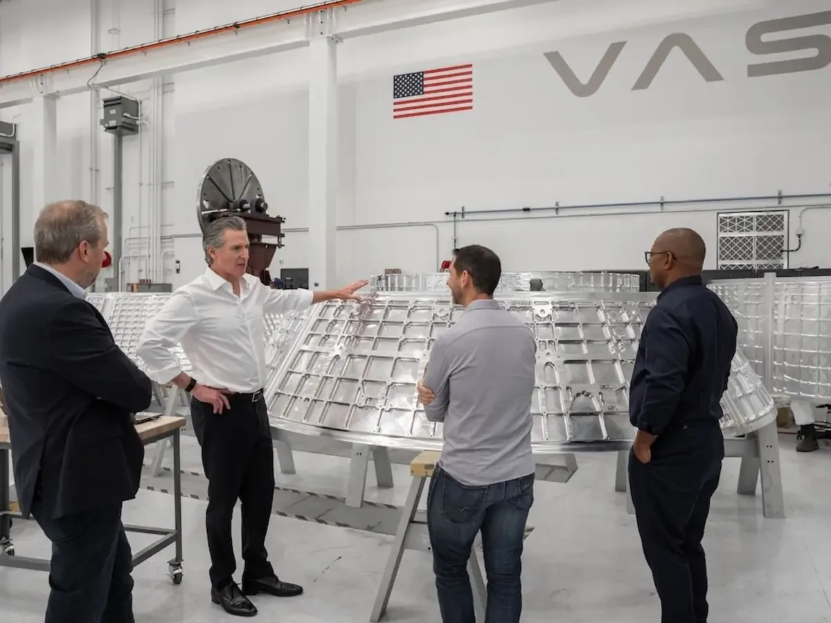 La visita del gobernador resalta el liderazgo del estado en el sector aeroespacial y su contribución a la exploración espacial.
