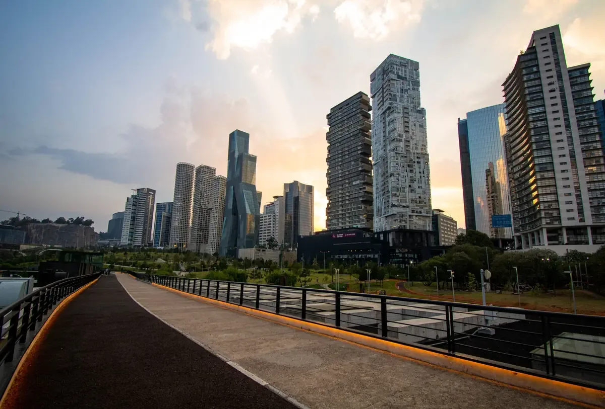La expansión de Guadalajara impulsa un cambio significativo en la infraestructura y la vida social de la ciudad.