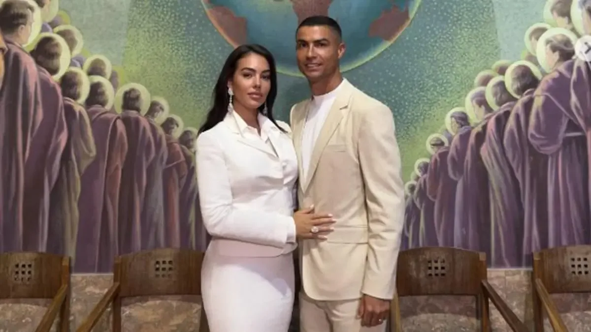 La pareja celebró una boda íntima, simbolizando su amor con especial vestimenta.