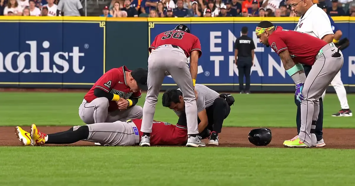 El campocorto dominicano fue atendido tras ser impactado por un batazo de su compañero Ketel Marte.