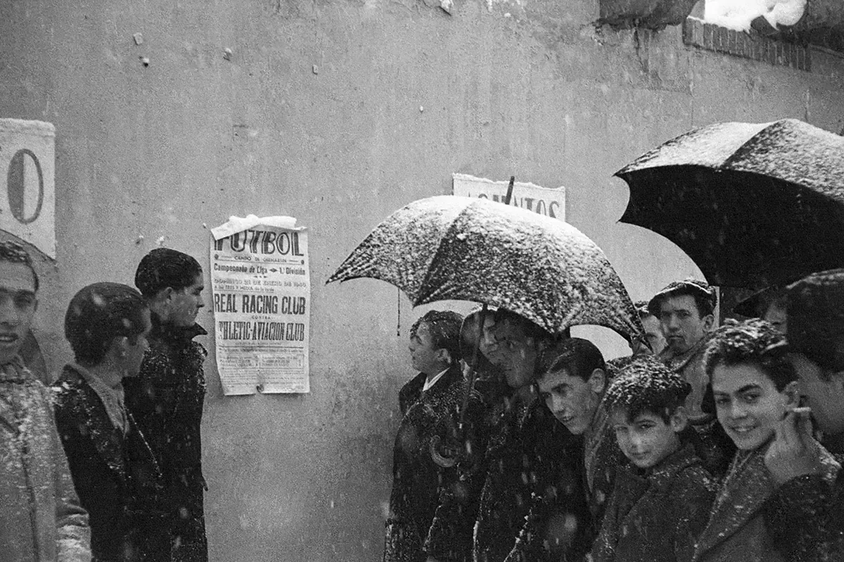 Las imágenes de Contreras revelan la vida y la historia de Madrid entre guerras y cambios sociales.