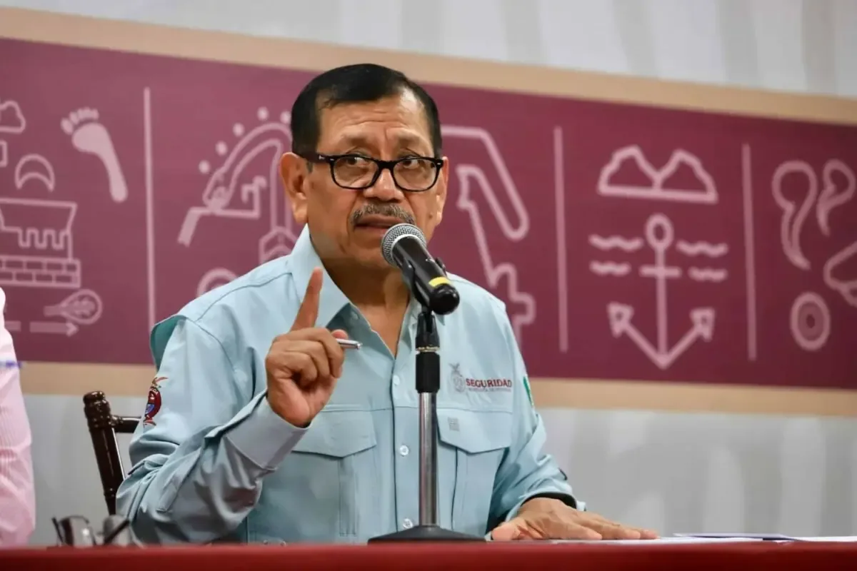 El exsecretario de Sinaloa es acusado de narcotráfico y armas, con condena posible de 40 años o más.