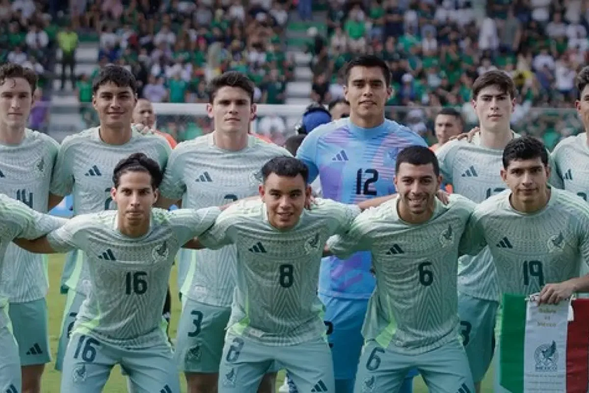 Germán Berterame celebra el gol que le da la victoria a México sobre Bolivia.
