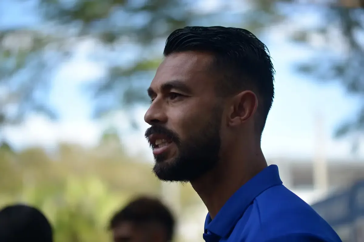 El futbolista expresa su emoción al regresar a la institución que marcó su carrera.