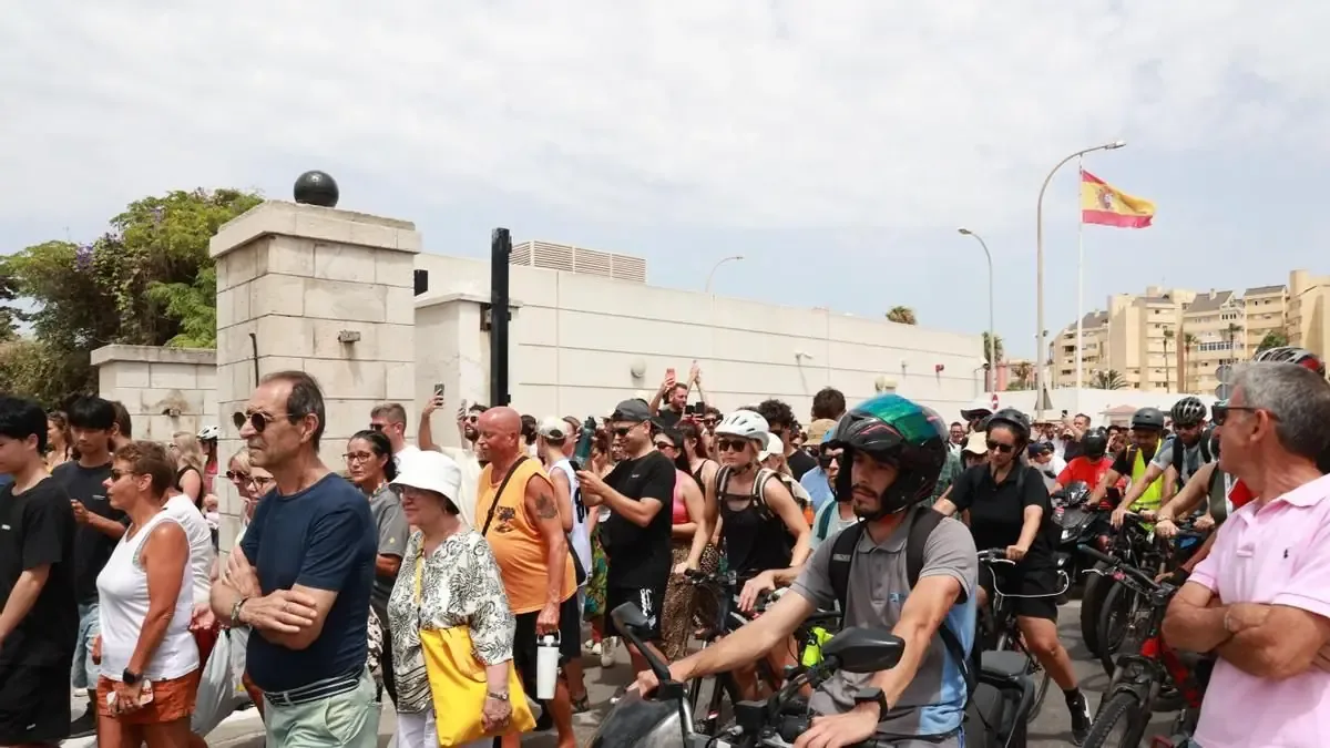 La frontera entre La Línea y Peñón de Gibraltar se transforma en calle, marcando un nuevo capítulo en las relaciones ibéricas.