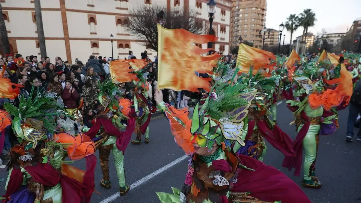 Gijón celebra su fiesta del Antroxu con la participación de 43 colectivos, a pesar de las malas condiciones climáticas.