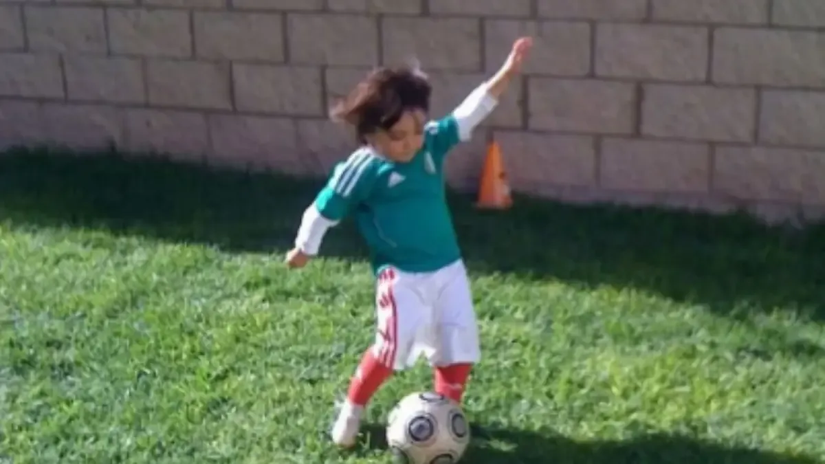 Con apenas 16 años, "El Bombero" se convierte en un ícono del fútbol mexicano.
