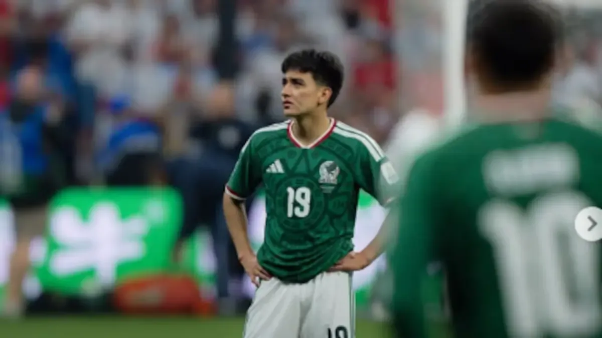 Tras representar a México en la Copa del Mundo, el futbolista de 17 años recibe su diploma en Tijuana.