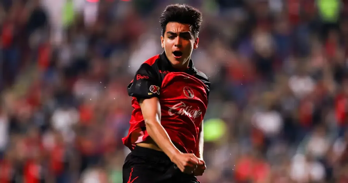 El futbolista Gilberto Mora combina su carrera en el deporte con estudios en la Universidad Anáhuac.