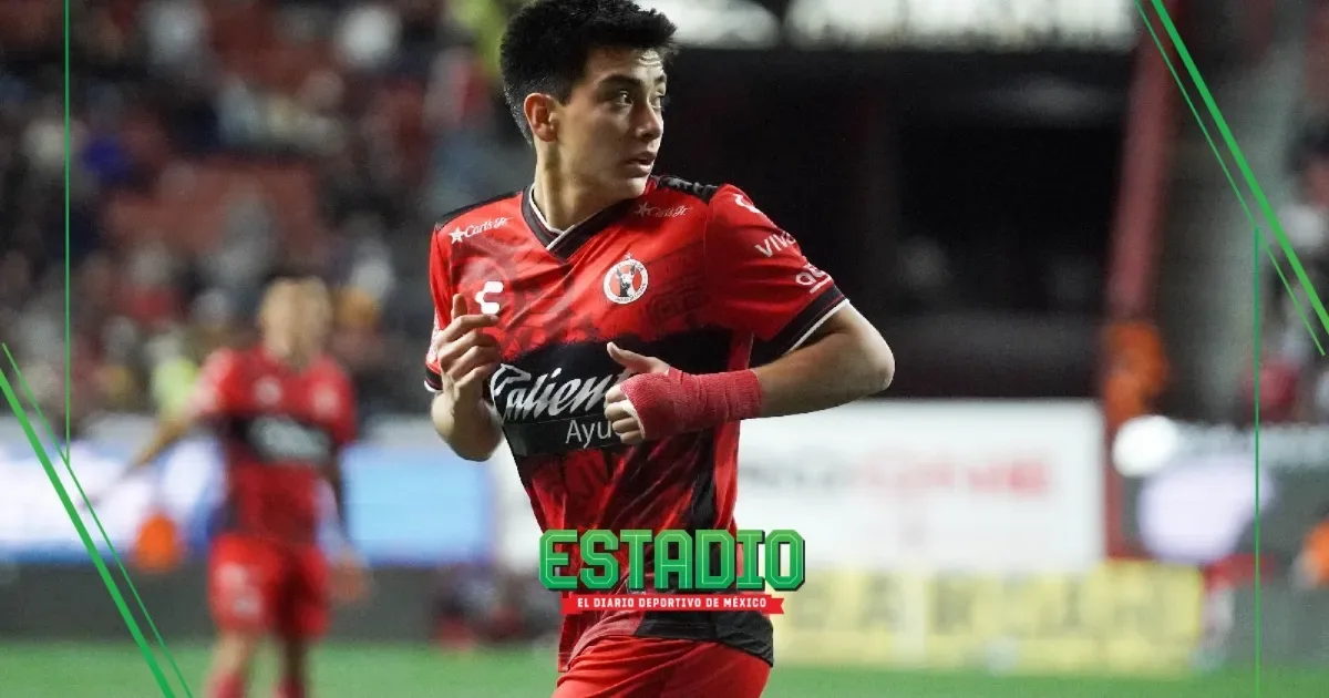 "Gilberto Mora, mediocampista de la selección mexicana, presenta su nuevo logro."