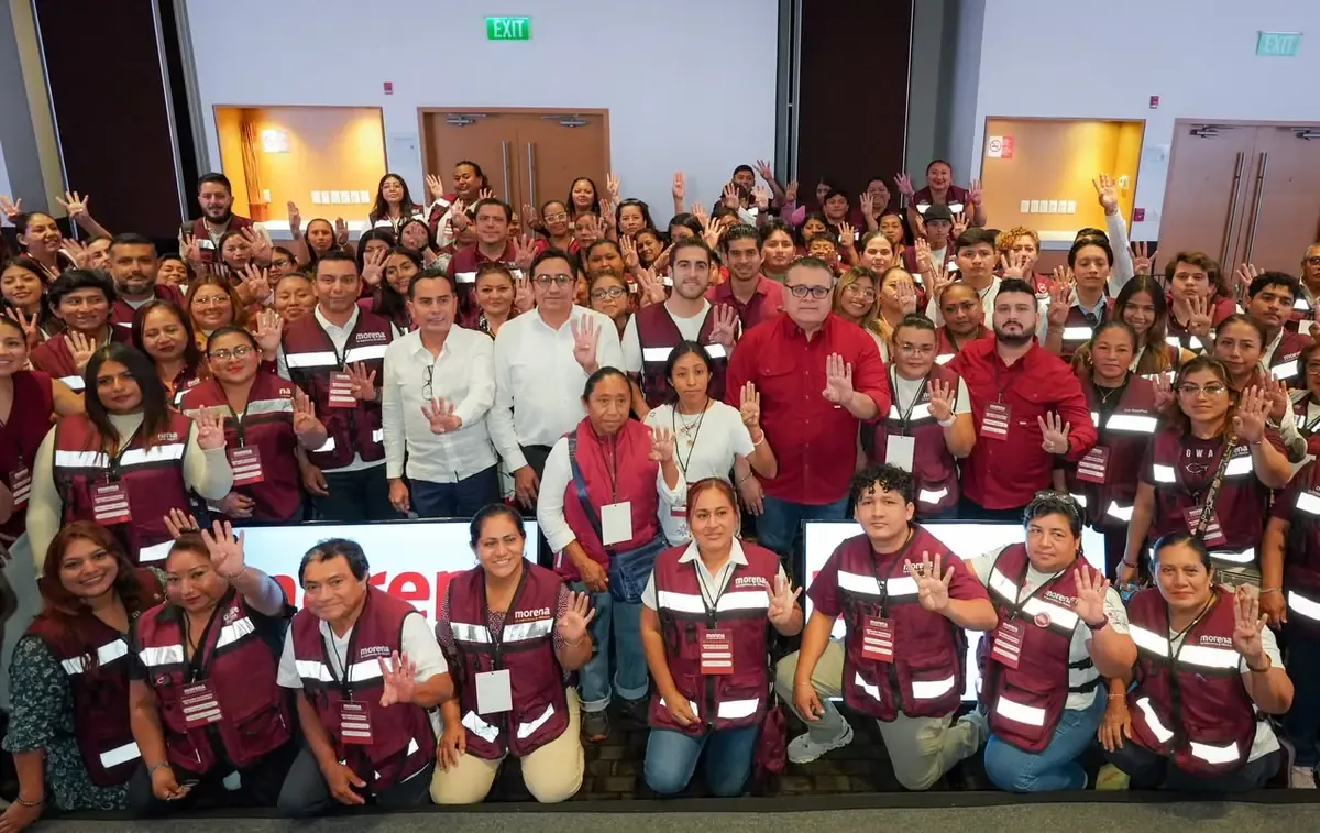 El senador de Morena llama a reforzar la estructura del partido en el estado durante reunión en Cancún.