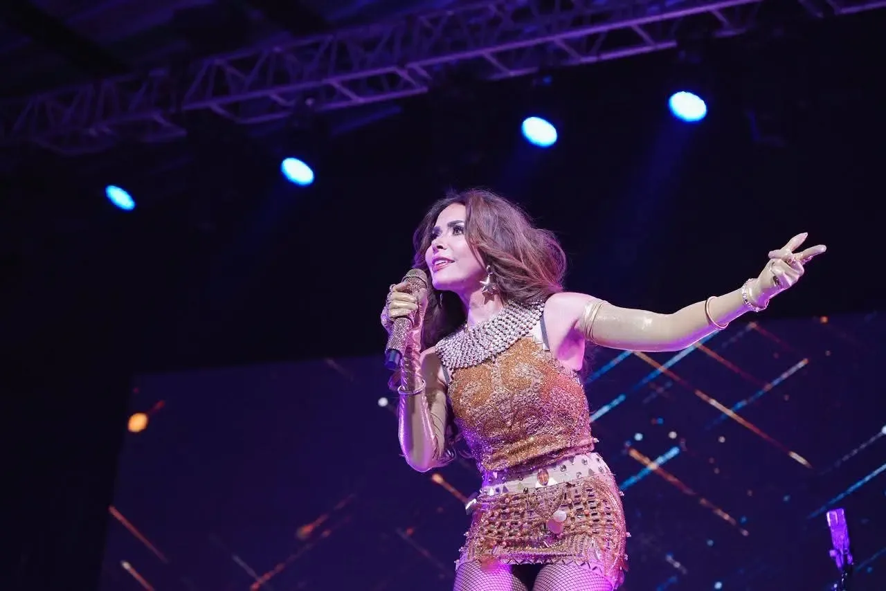 Gloria Trevi en el escenario del Carnaval Cozumel 2026, desatando la euforia del público.