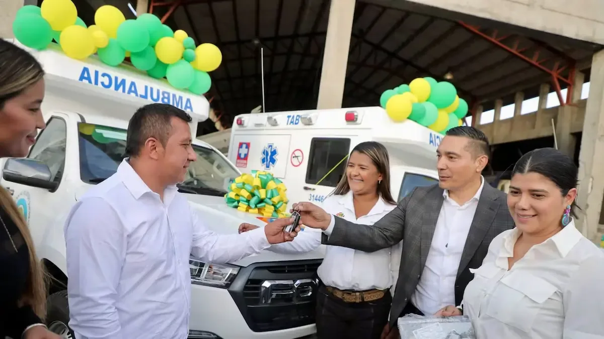 La entrega de ambulancias busca mejorar el acceso a servicios médicos en zonas rurales y urbanas.