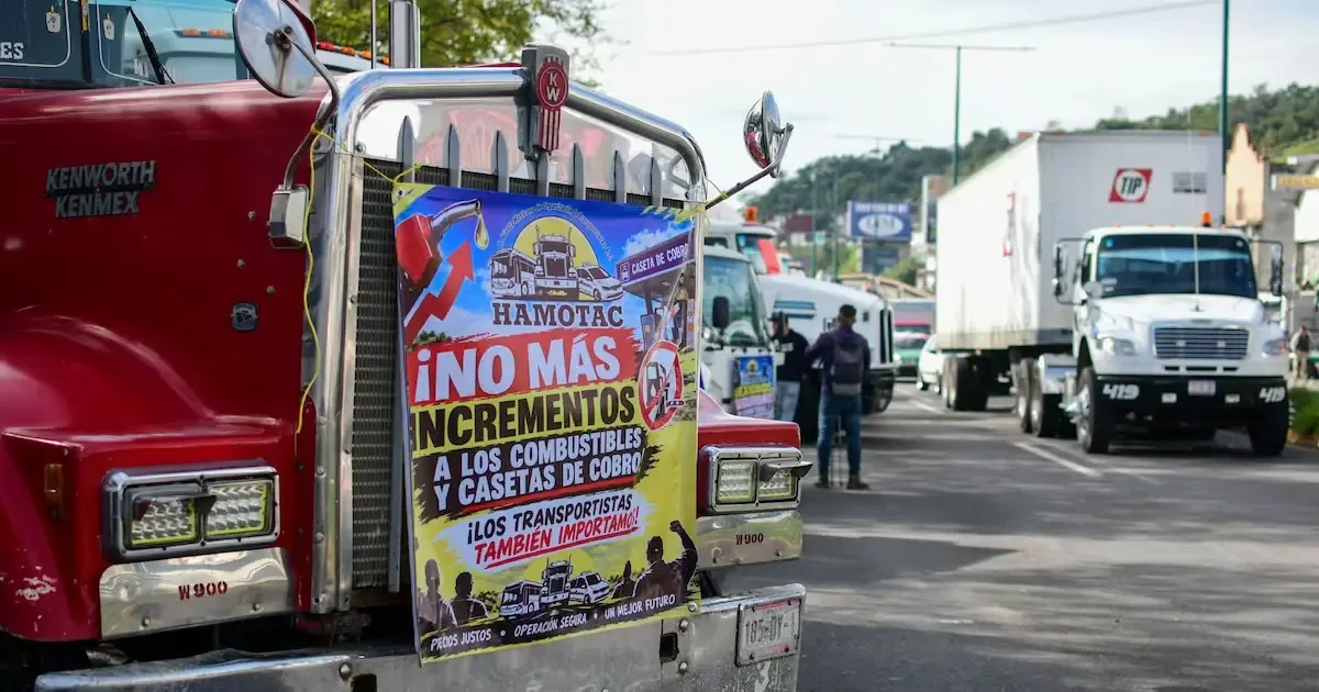 La Secretaría de Gobernación pide diálogo tras bloqueos de transportistas que afectan a miles de usuarios.