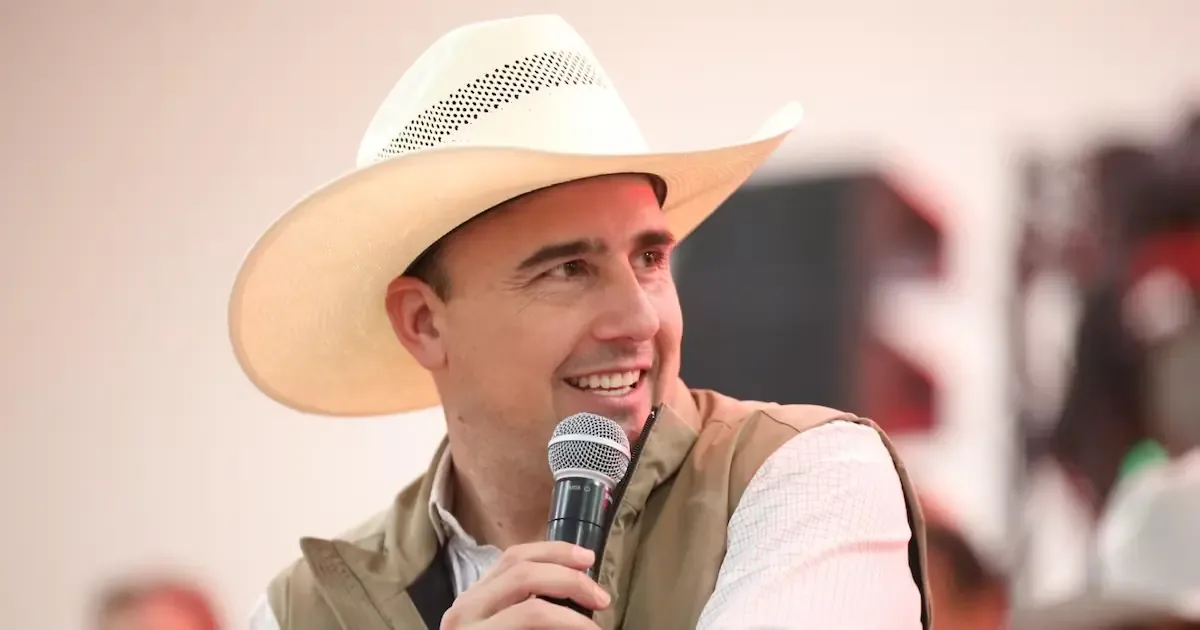 Manolo Jiménez Salinas emite su voto y destaca un ambiente seguro en las elecciones.