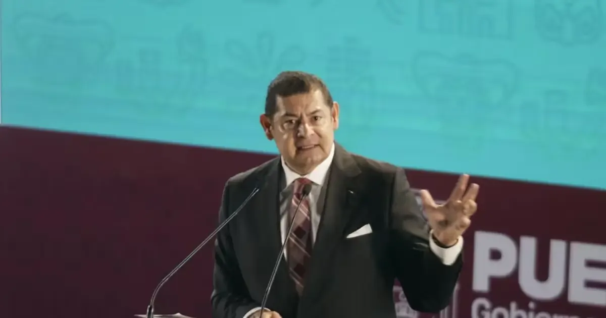 Alejandro Armenta paga con su salario 140 multas acumuladas por su camioneta.