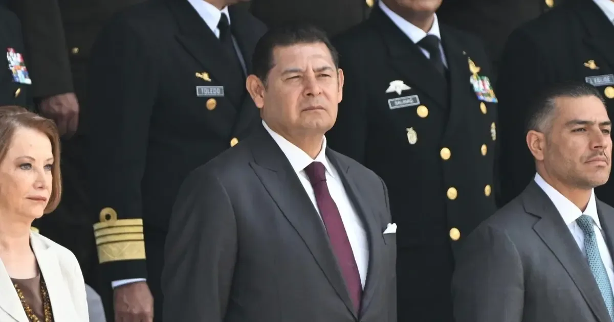 Alejandro Armenta Mier admite el adeudo por infracciones de su vehículo y exhorta a otros a cumplir con sus obligaciones.