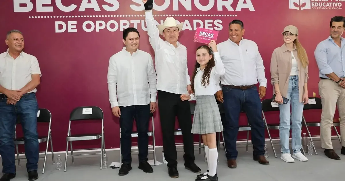 Durante su recorrido, entregó becas y maquinaria para mejorar servicios públicos en la región.
