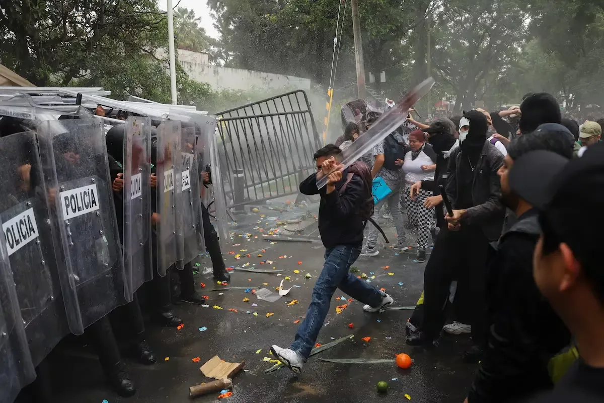 La admisión de Pablo Lemus llega tras una ola de críticas por detenciones injustas en la protesta ciudadana.