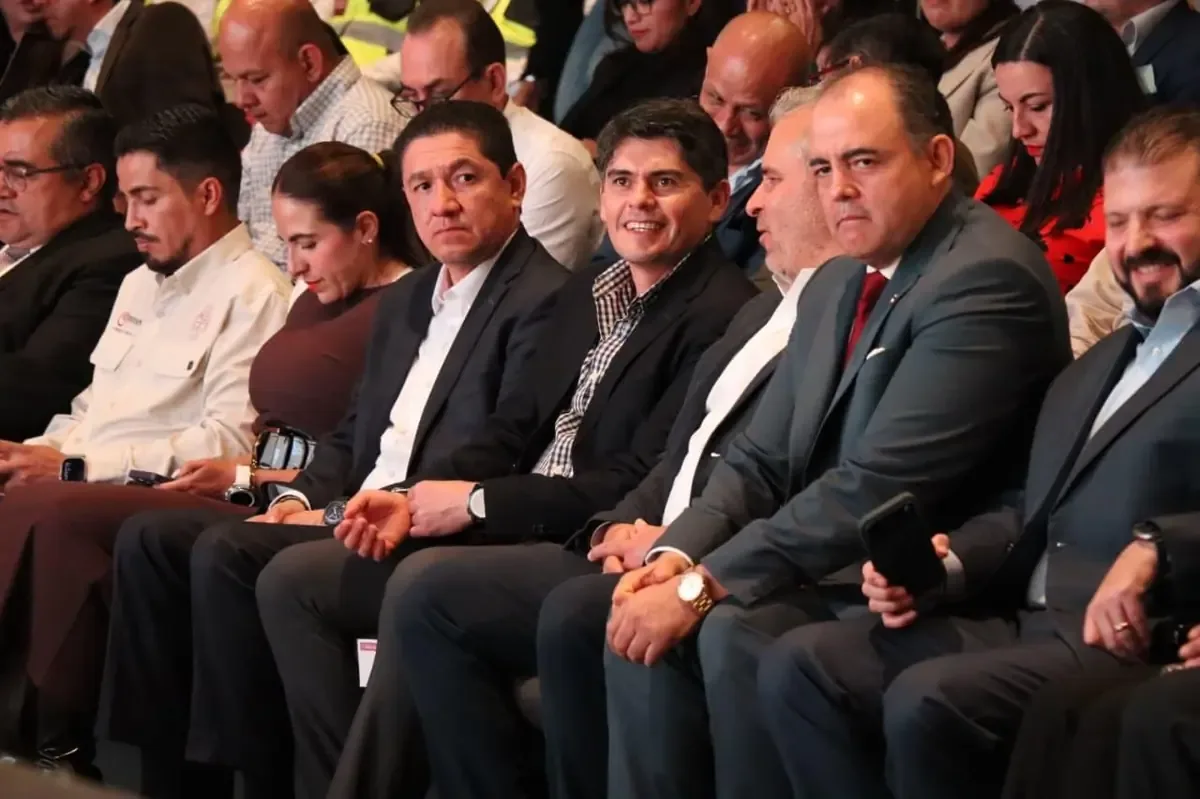 El gobernador de Michoacán destaca importantes proyectos en infraestructura y salud durante su informe.