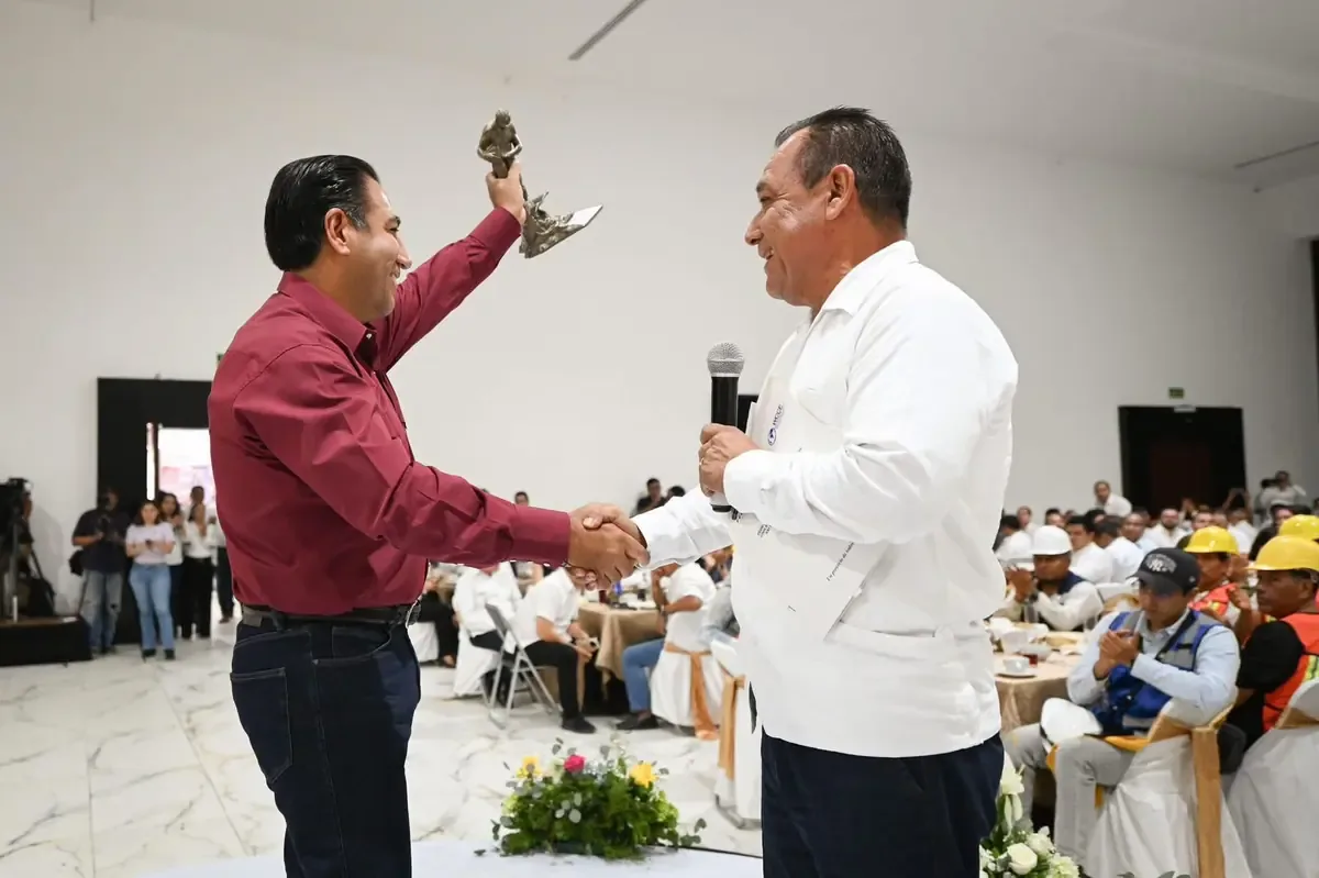 La infraestructura educativa avanza en Chiapas gracias al esfuerzo de constructores y al gobierno estatal.