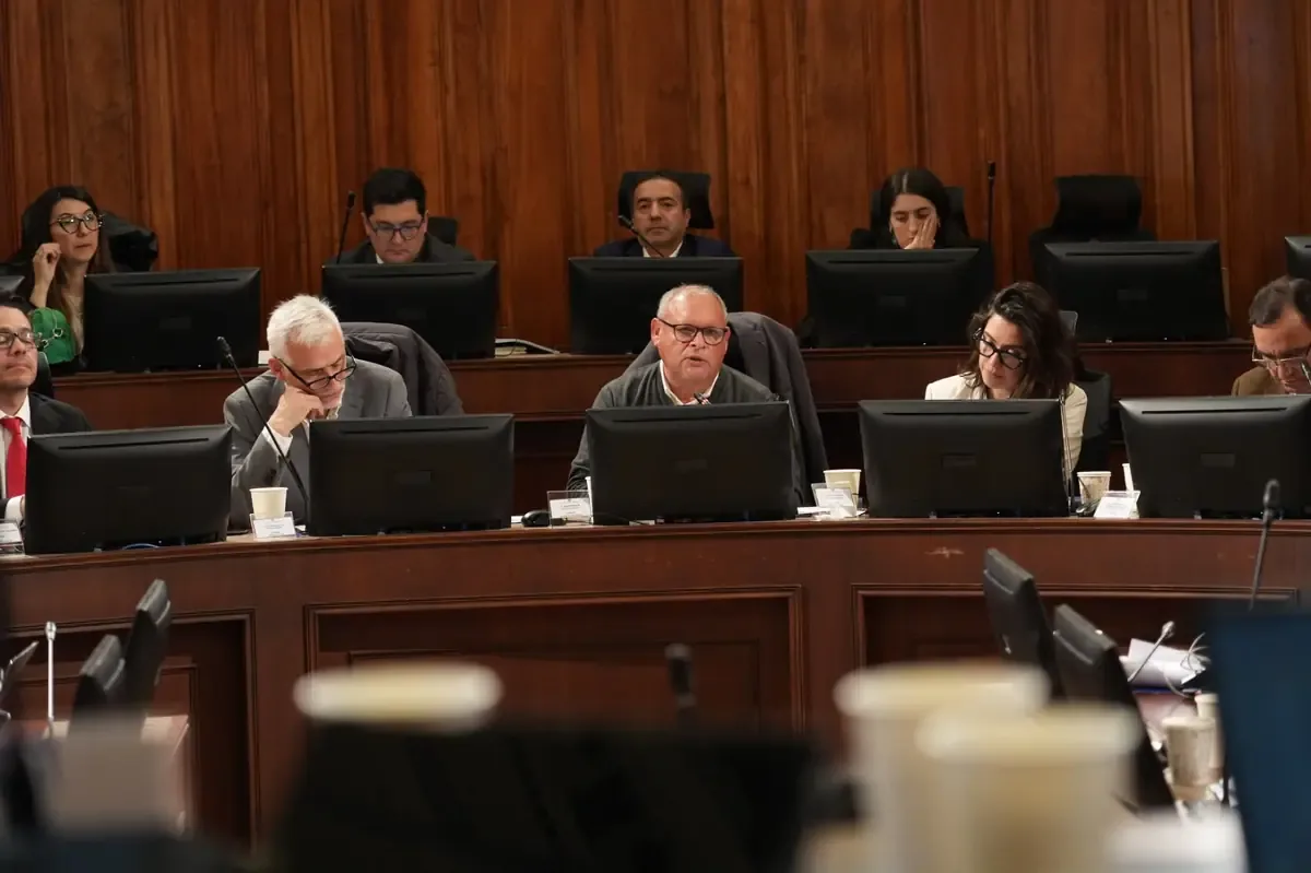 El gobernador de Valparaíso, Rodrigo Mundaca, advierte sobre las consecuencias del recorte presupuestario en las regiones.