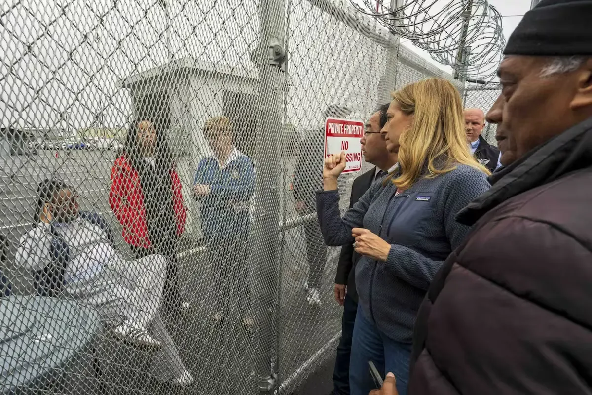 Mikie Sherrill critica la opacidad del ICE tras negarle el ingreso a Delaney Hall.