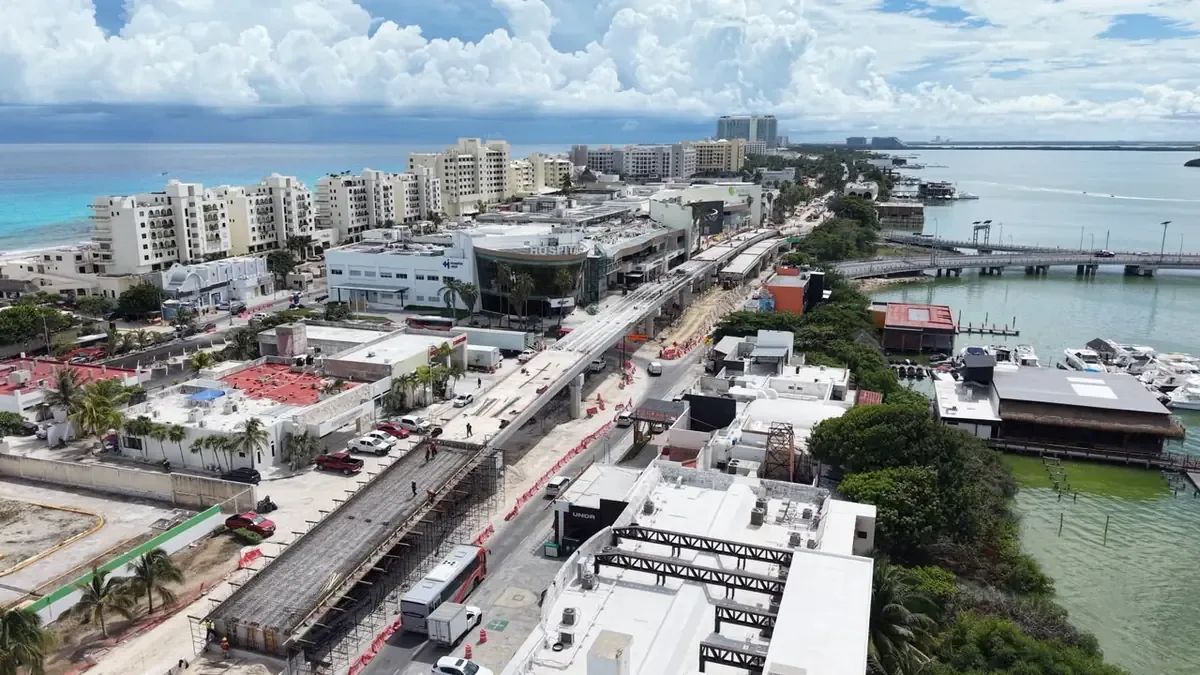 La obra mejorará la movilidad en Cancún y está programada para finalizar este año.