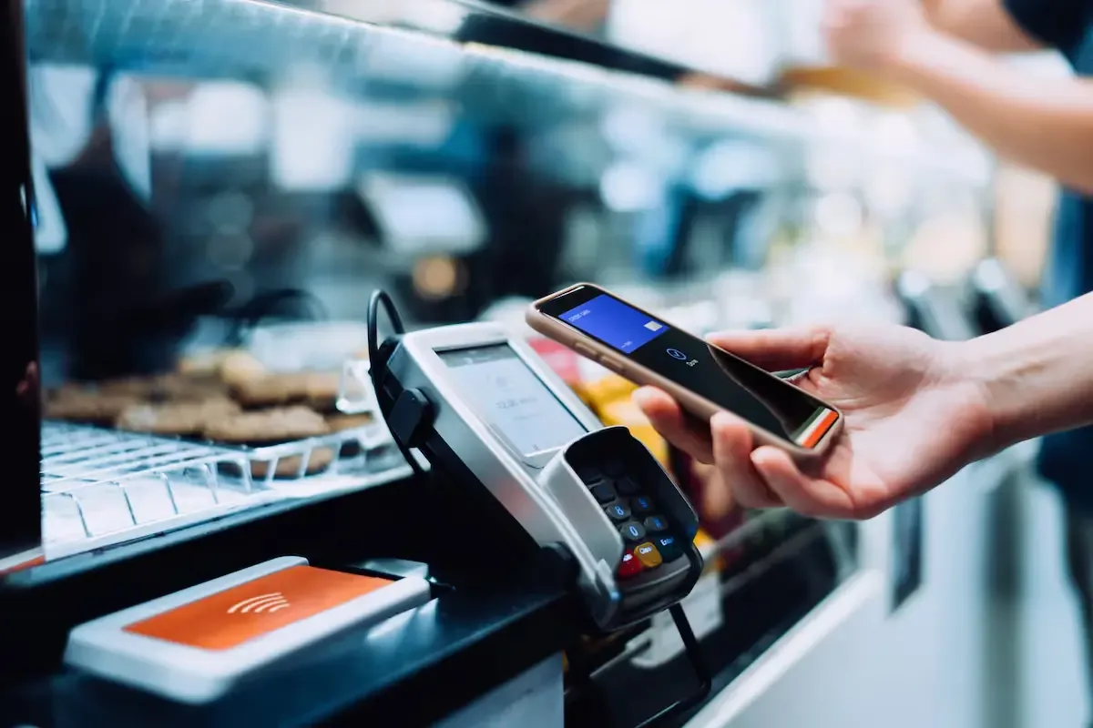 La digitalización de pagos en gasolineras busca mejorar trazabilidad, pero enfrenta desafíos por el uso extendido de efectivo.