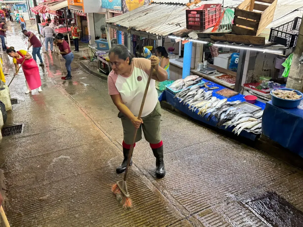 La higiene y conservación del mercado busca ofrecer mejores condiciones a vendedores y clientes.