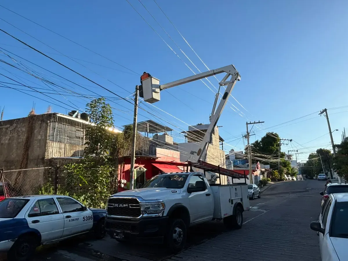 Mejoran la seguridad y la iluminación en diversas áreas de Acapulco para beneficiar a los habitantes.