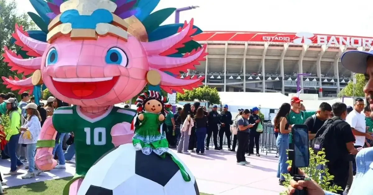 La figura del ajolote continúa en las inmediaciones del Estadio Azteca para el Mundial 2026.