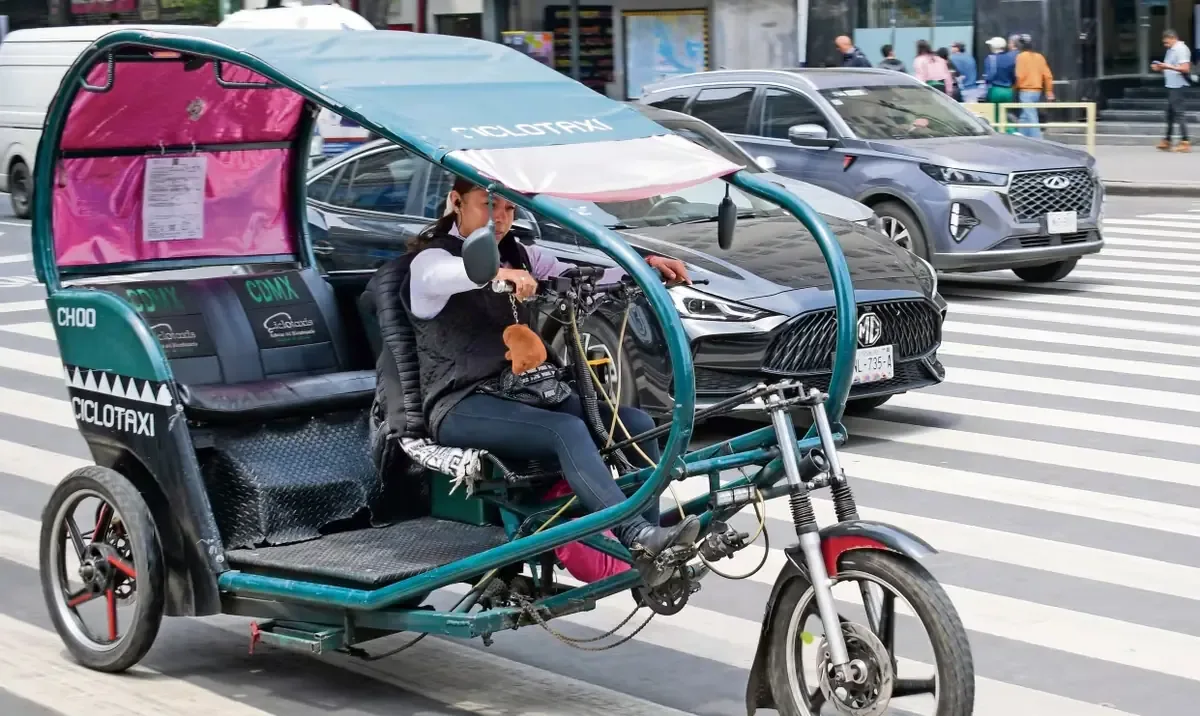 La Secretaría de Movilidad busca controlar el uso de ciclotaxis en el Centro Histórico para mejorar la seguridad vial.