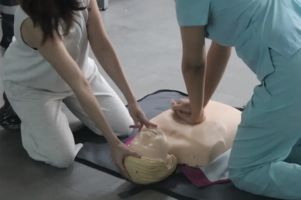 Este recordatorio busca enseñar a la ciudadanía sobre la prevención y atención de emergencias cardiovasculares.