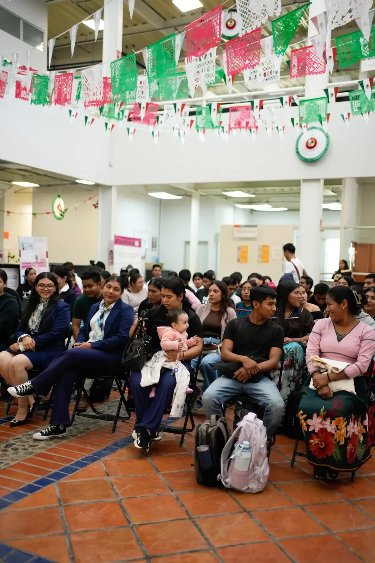 La entrega de becas busca mejorar la permanencia estudiantil de jóvenes en la educación superior.
