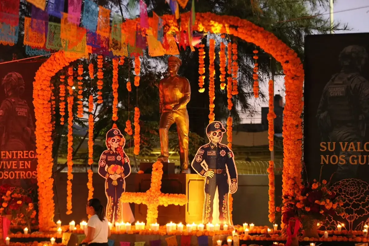 El evento refleja la profunda tradición del Día de Muertos y el reconocimiento a los sacrificios de los uniformados.