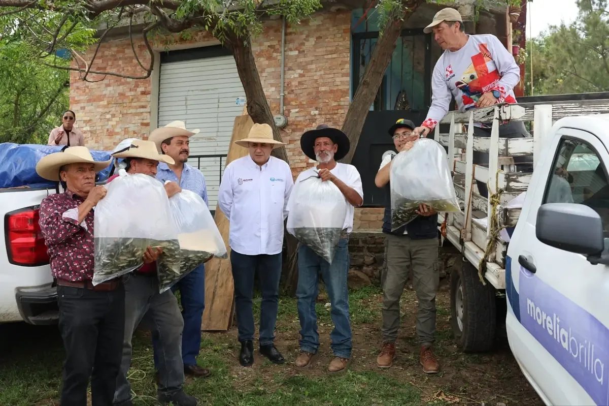La entrega de alevines impulsa la producción pesquera y el desarrollo económico en comunidades rurales de Morelia.