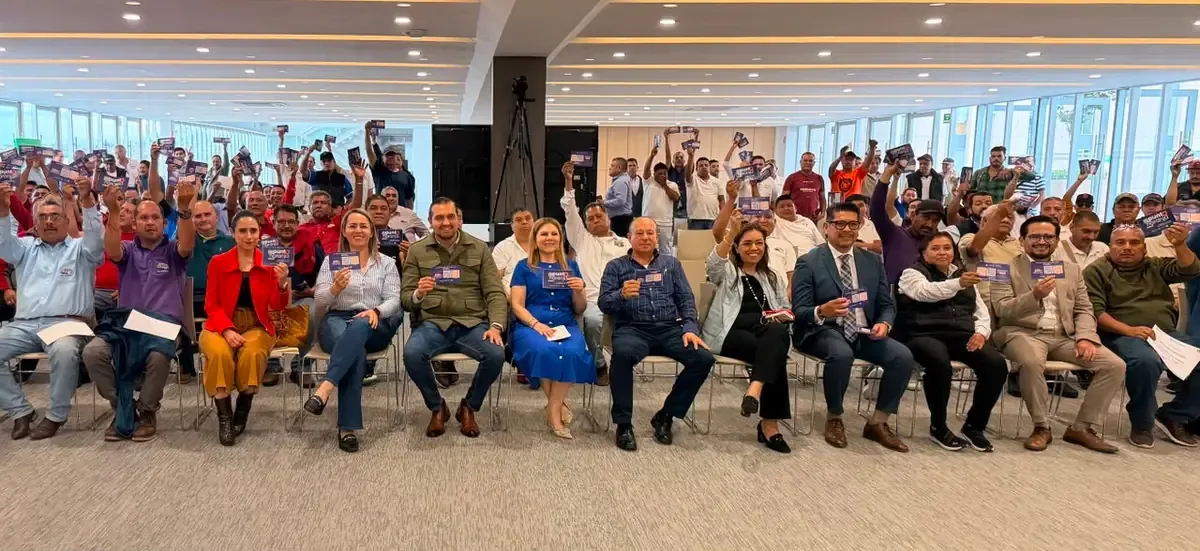 El Ayuntamiento entrega constancias a 500 operadores del transporte en un evento que resalta el compromiso social.