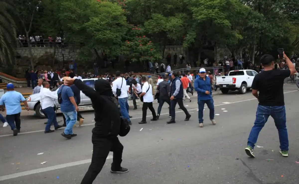 La Secretaría de Gobierno de Oaxaca rechaza vínculos con grupo de choque tras incidentes en informe de la presidenta.