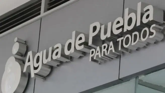Alejandro Armenta Mier exige reparaciones tras afectar vialidades recién pavimentadas.
