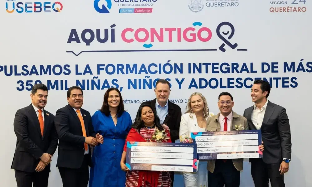 La entrega de premios celebra la dedicación y compromiso en la educación estatal.