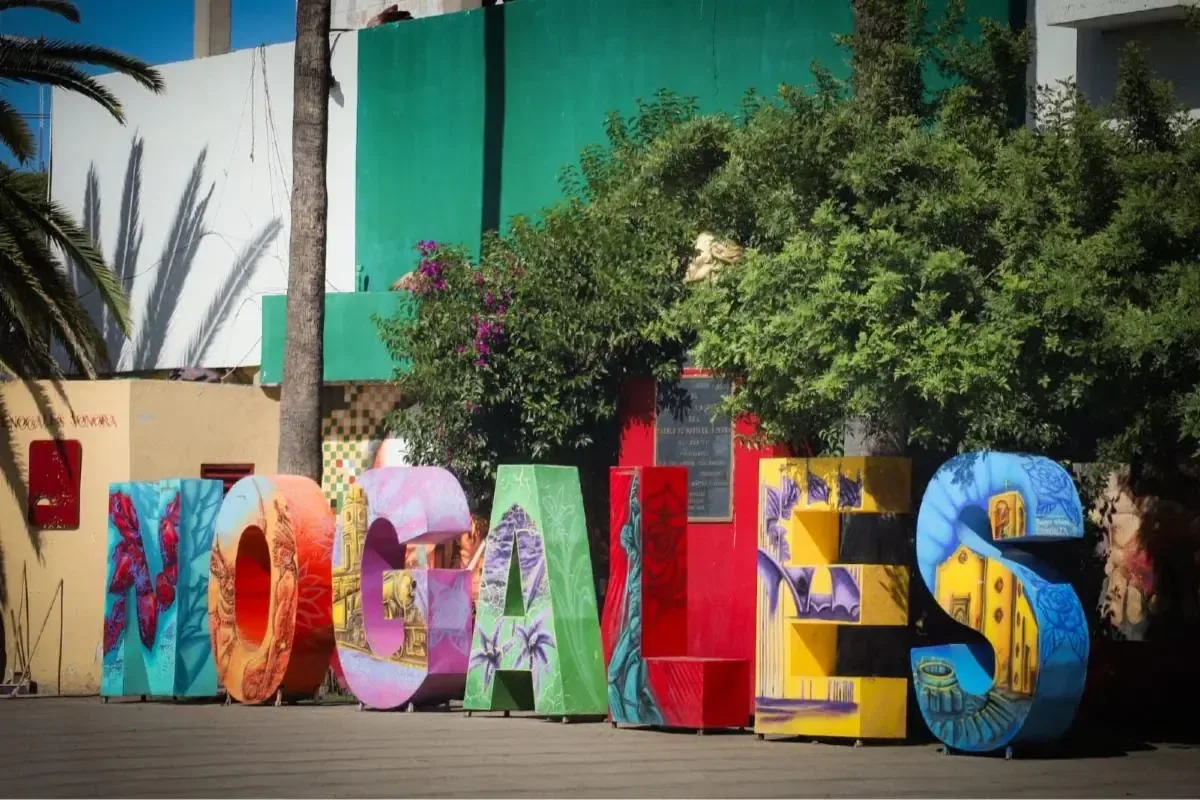 Se entregaron cinco pies de casa a familias en Nogales para mejorar su calidad de vida.