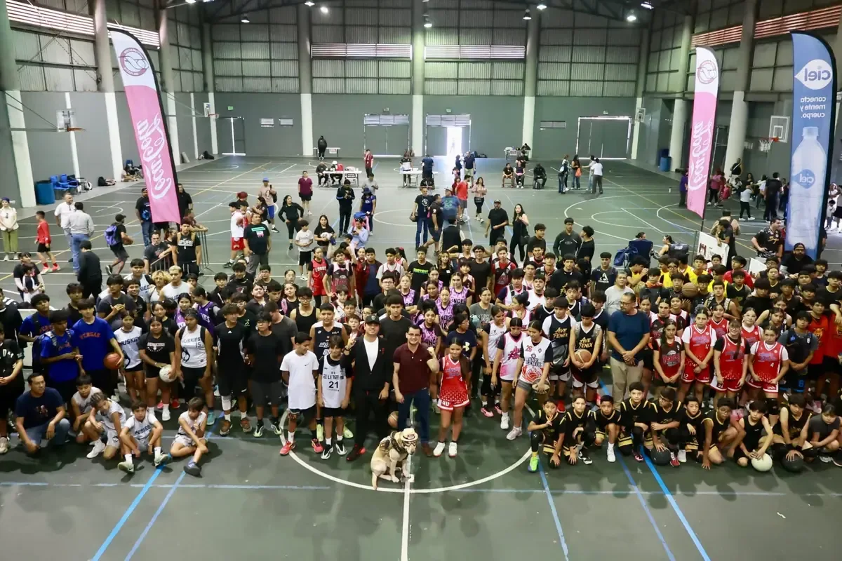 La Final Municipal de Baloncesto 3x3 fomenta el deporte y la convivencia entre jóvenes de distintas delegaciones.