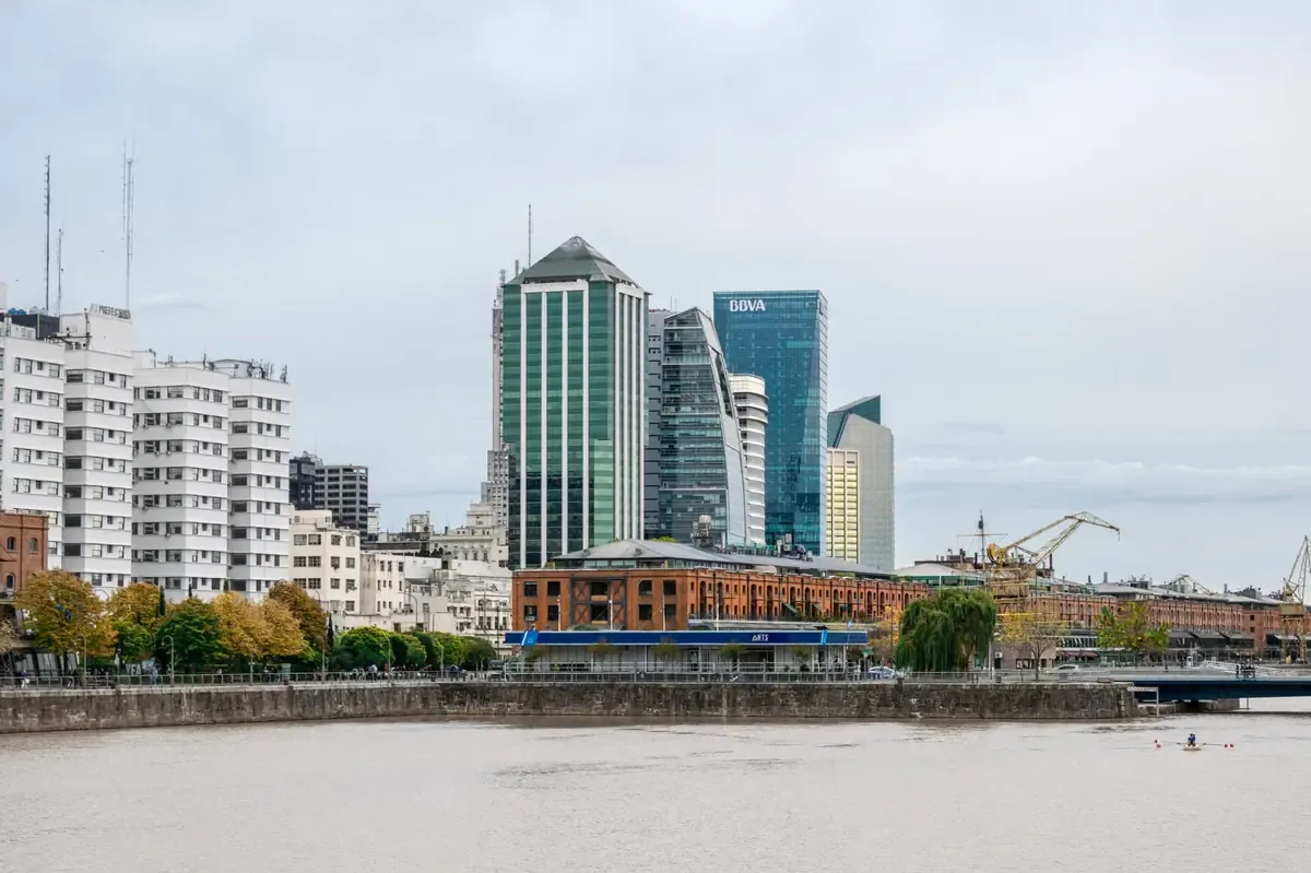 Tres áreas en Santiago son afectadas por un sistema frontal que puede llevar a inundaciones y remociones de tierra.