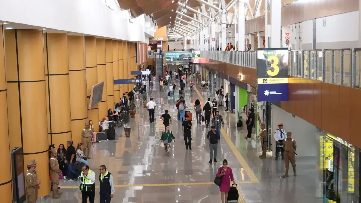 Nuevas restricciones afectan la conectividad y el costo de boletos aéreos en el país.