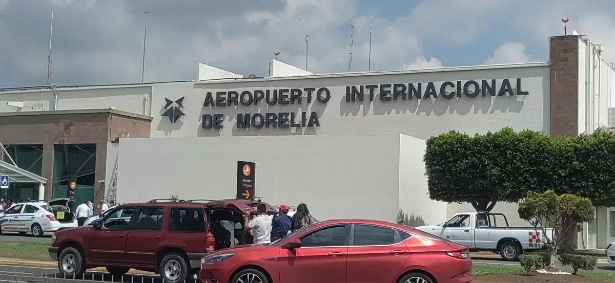 El gobernador de Michoacán busca acelerar obras para aumentar la capacidad aeroportuaria y fomentar el turismo.