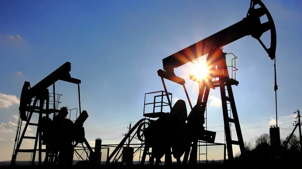 Goldman Sachs estima que las interrupciones marítimas elevarán los precios del petróleo, afectando a la industria energética.