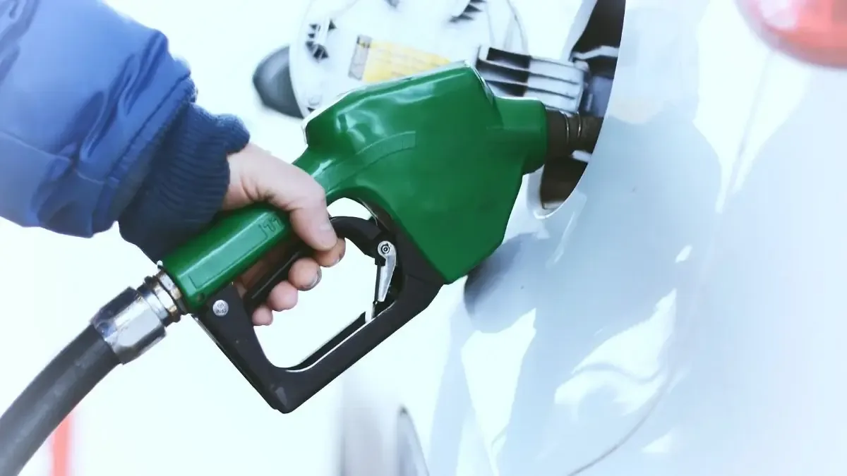 La implementación busca ayudar a los usuarios a elegir estaciones de servicio basándose en el precio del combustible.