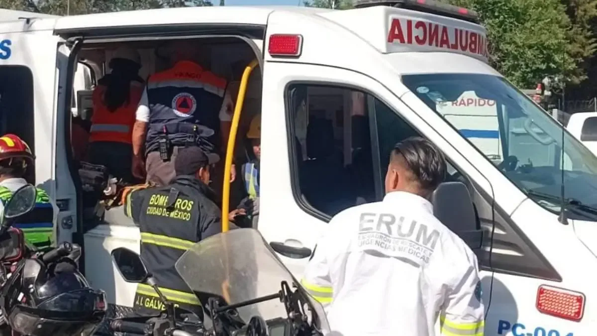 Un accidente dejó al menos cuatro trabajadores lesionados en la Ciudad de México, generando caos vial y evacuaciones.